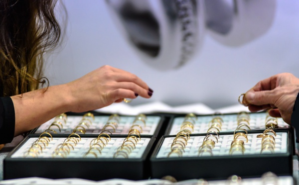 Paris: une fausse princesse soupçonnée d'avoir volé 1,6 million d'euros de bijoux