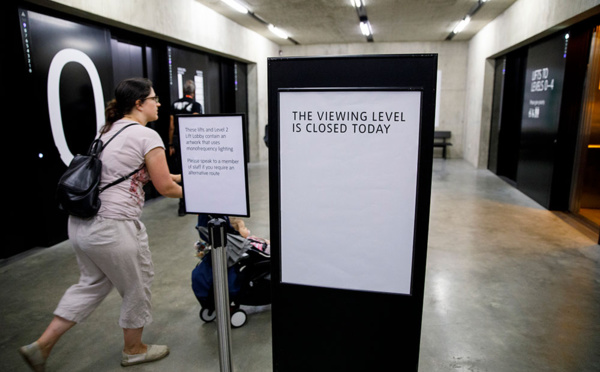 L'enfant poussé du Tate Modern a la colonne vertébrale brisée