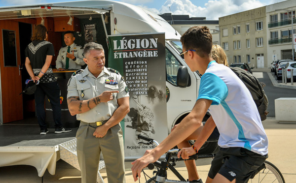 Des militaires à la plage: en manque de Français, la Légion étrangère "recrute"