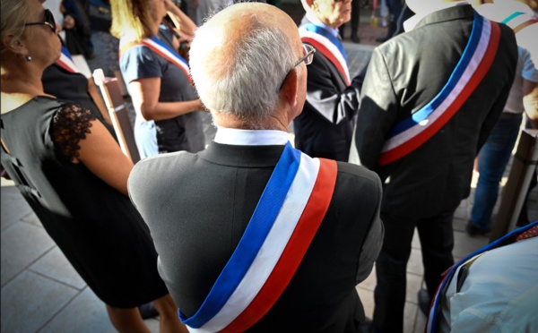 Obsèques du maire de Signes: le signal de Macron aux élus locaux