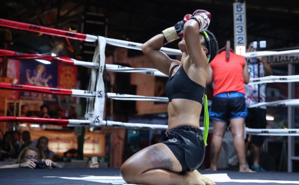 Anna gagne par TKO en Thaïlande