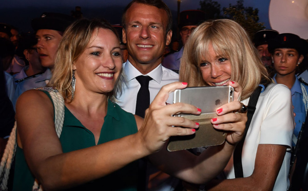 Macron conclut ses congés par un bain de foule et un appel à la "réconciliation"