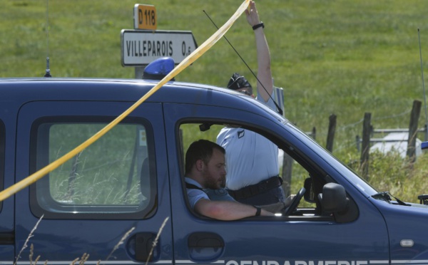 Un homme arrêté en voiture avec sa femme morte dans une valise