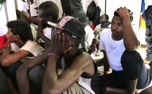 Des migrants privés de terre ferme, d'autres de secours