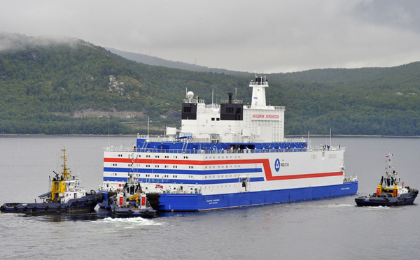 La première centrale nucléaire flottante en route à travers les eaux de l'Arctique