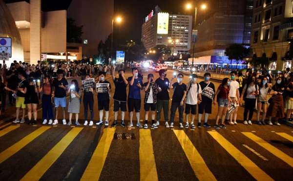 Hong Kong: le mouvement pro-démocratie forme une chaîne humaine, 30 ans après la "Baltic Way"