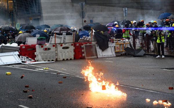 Escalade à Hong Kong: la police tire avec une arme à feu, une première