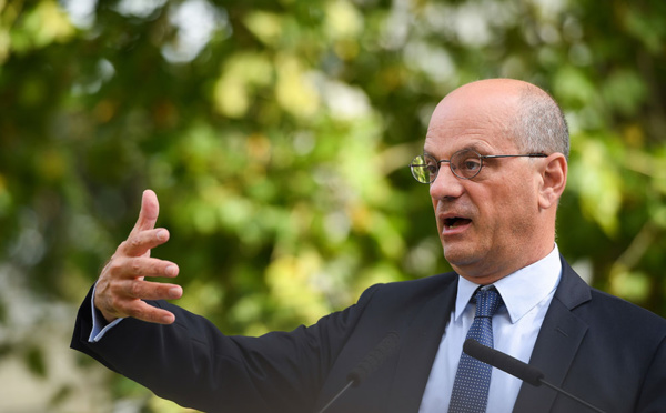 Blanquer promet une hausse de "300 euros en moyenne" du salaire annuel des professeurs en 2020