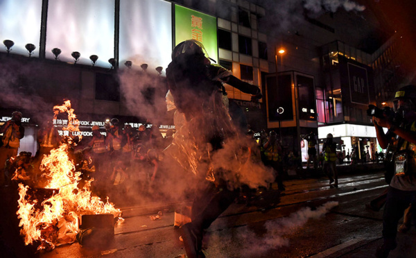 Hong Kong: les manifestants ciblent l'aéroport après un samedi soir de violence