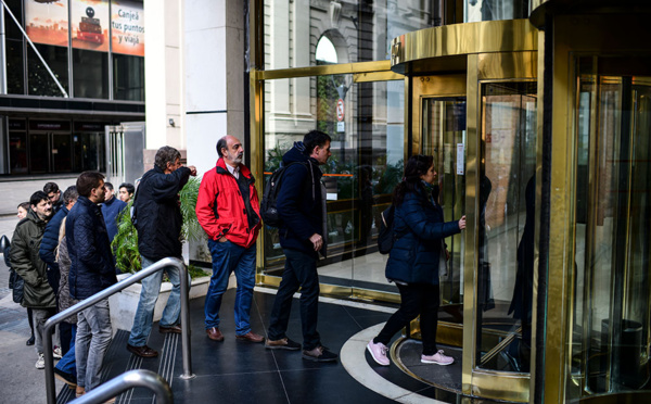 Argentine : début du contrôle des changes, premières queues devant les banques