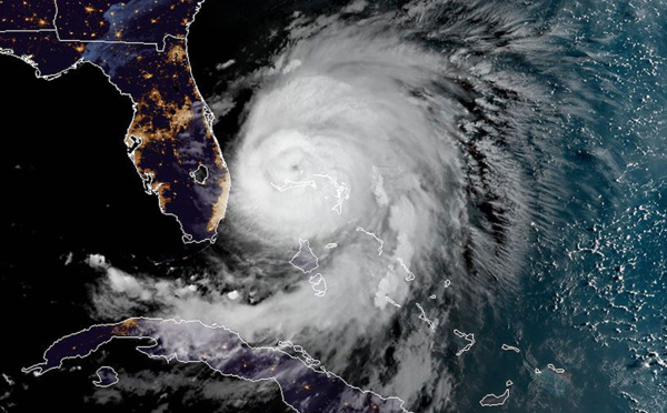 Dorian, rétrogradé en catégorie 3, continue de s'acharner sur les Bahamas