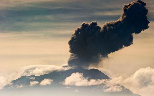 Pérou: explosions et nuées de cendres depuis le volcan Ubinas