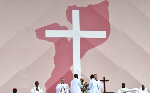 Mozambique: le pape préoccupé par les "marginalisés" du sida et l'esprit de vengeance