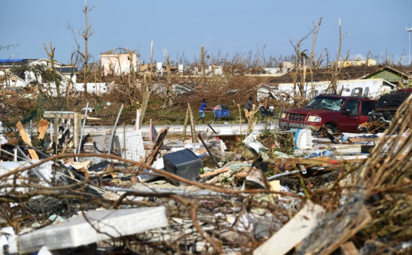 En avion ou en bateau, les habitants d'Abaco fuient leur île dévastée par Dorian