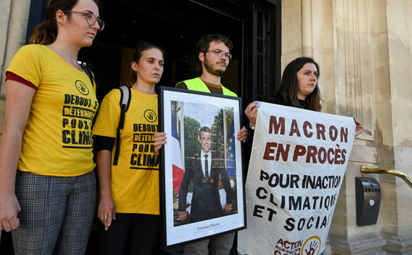 Portraits de Macron décrochés: un rassemblement et un nouveau décrochage pendant le procès à Paris