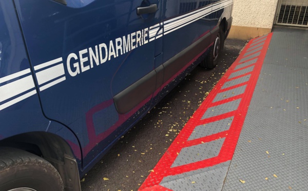 L’auto-stoppeur vole son bienfaiteur