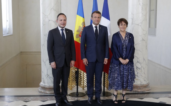 Visite princière de Macron en Andorre, entre retraite à 65 ans, avantages fiscaux et anti-avortement
