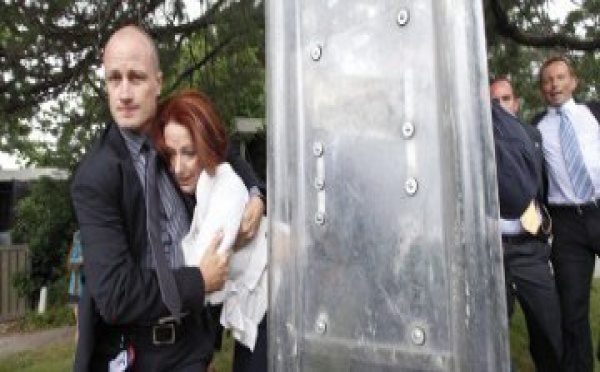 Le Premier ministre australien bousculé par des manifestants aborigènes