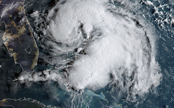 La tempête Humberto se renforce mais s'éloigne des Bahamas et des Etats-Unis