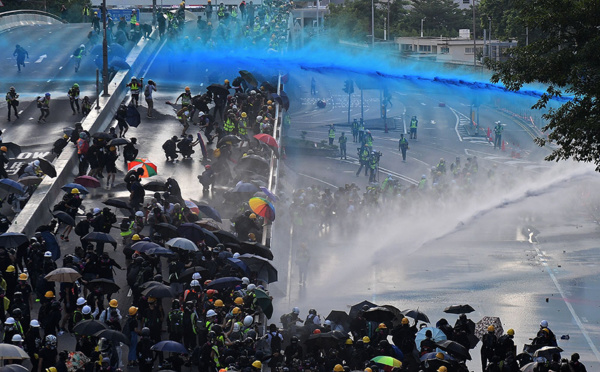 Lacrymogènes et cocktails Molotov: nouvelles scènes de violence à Hong Kong