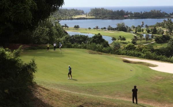 La Calédonie brille en brut, Tahiti en net