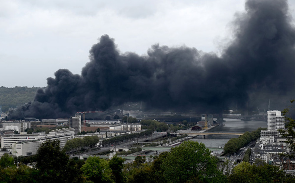 Incendie "circonscrit mais pas éteint" dans une usine à haut risque à Rouen, crainte de "sur-accident"