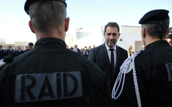 Propos de Mélenchon: Castaner saisit la justice, poussé par les policiers mécontents