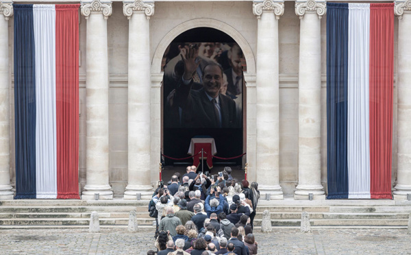 Foule impressionnante aux Invalides pour saluer Chirac, avant l'hommage officiel lundi