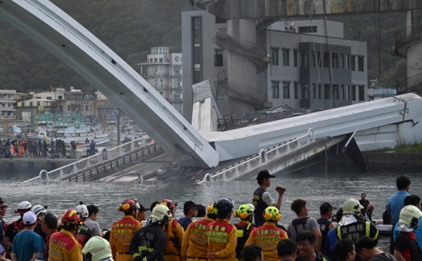 Taïwan: six personnes prises au piège après l'effondrement d'un pont