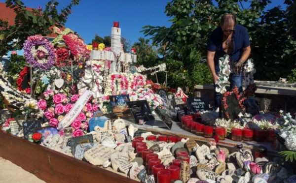 Saint-Barth: l'exhumation du cercueil de Johnny Hallyday suspendue, à la demande de Laura Smet