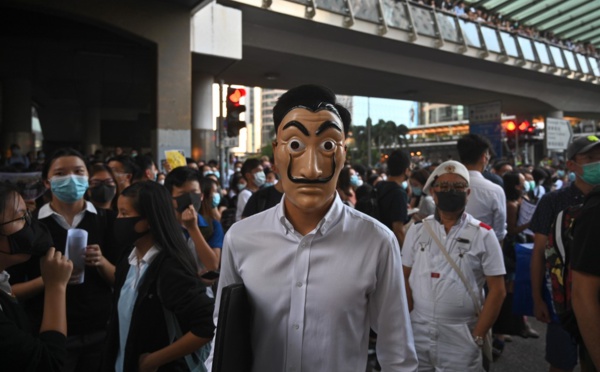 Hong Kong: l'interdiction du port du masque provoque de nouvelles manifestations