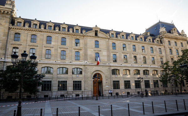 Attaque mortelle à la Préfecture: les motivations de l'assaillant au coeur de l'enquête