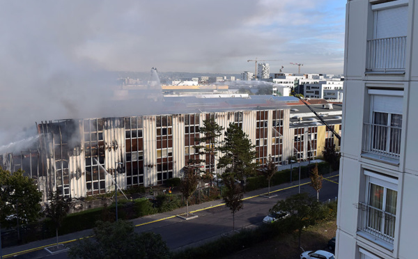 Villeurbanne: spectaculaire incendie dans une pépinière d'entreprises