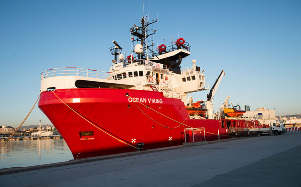 Méditerranée: l'Ocean Viking cherche un port sûr pour débarquer 176 migrants