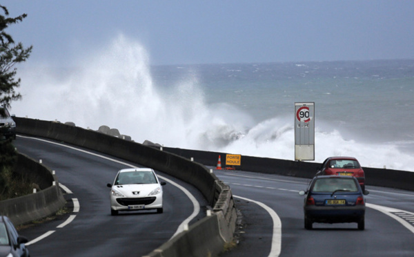 La Réunion: La nouvelle route du littoral, censée remplacée un axe vital, à l'arrêt