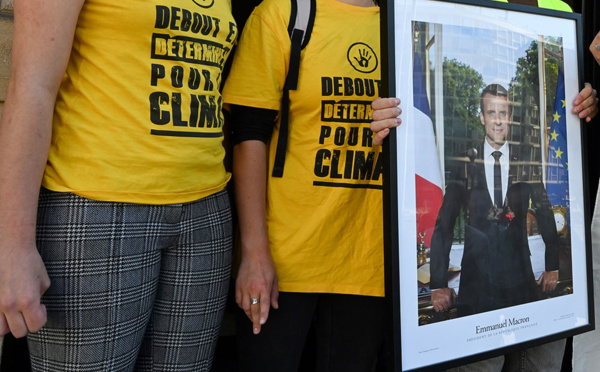 Huit "décrocheurs" de portraits de Macron condamnés à Paris, l'"état de nécessité" écarté