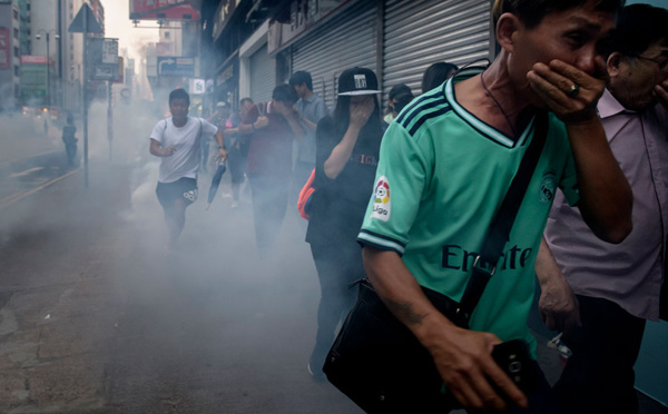 Hong Kong: pieds et poings liés, le gouvernement se bat pour sortir de la crise
