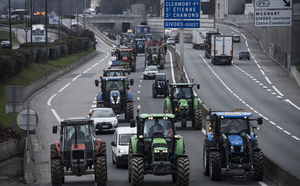 "Marre de l'agribashing": les paysans en appellent à Macron, devant les préfectures
