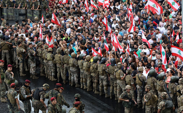 Liban: le soulèvement populaire ne faiblit pas, l'armée se montre