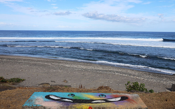 Requins: Macron souhaite que La Réunion rouvre ses eaux à la baignade et au surf d'ici 2022
