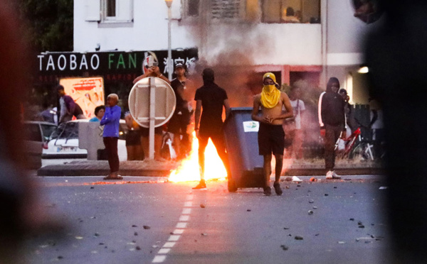 Macron achève son voyage agité à la Réunion après des annonces d'aides à l'emploi