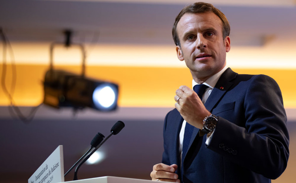 Immigration, voile: Macron s'explique dans Valeurs actuelles, la gauche offusquée