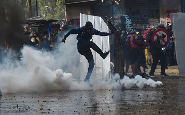 Chili: affrontements entre forces de l'ordre et manifestants pour la 3e semaine de contestation