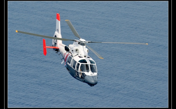 L'hélicoptère Dauphin effectue des exercices nocturnes deux fois par semaine