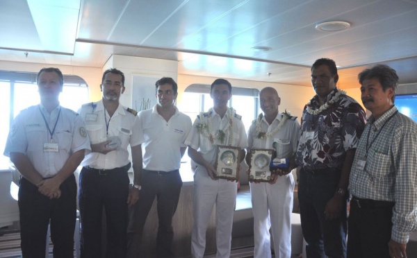 L’Austral à Papeete: échange de plaques