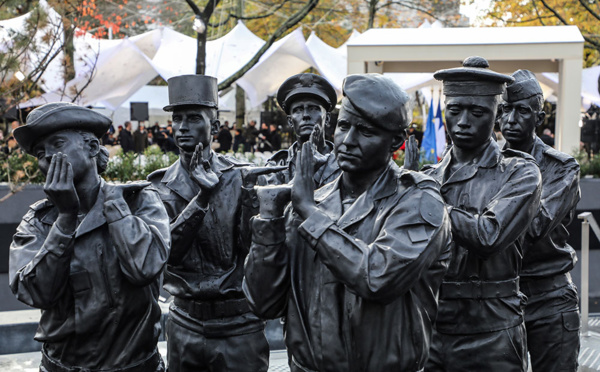 11 novembre: Macron rend hommage au "sacrifice suprême" des soldats morts en "Opex"