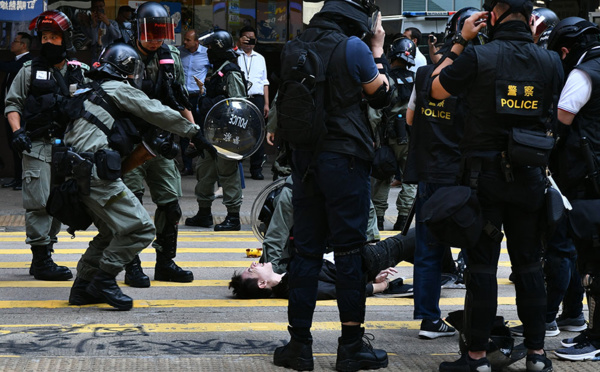 Hong Kong : premiers heurts dans les universités, le quartier des affaires touché
