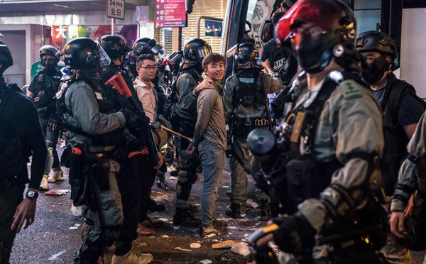 Hong Kong paralysé par des actions tous azimuts des manifestants