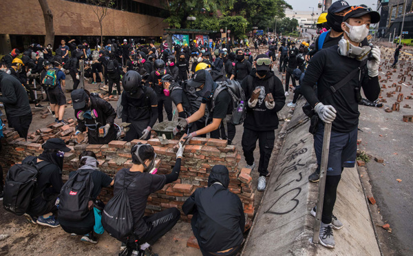 Catapultes et flèches enflammées: un vent moyenâgeux souffle sur Hong Kong