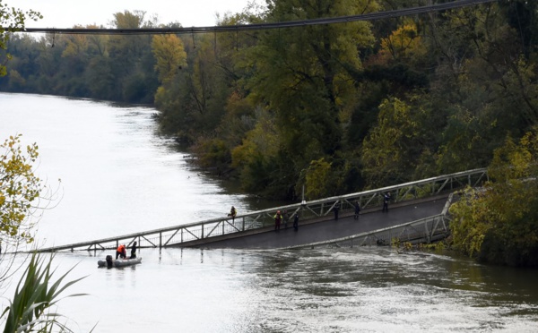 Un pont s'effondre au nord de Toulouse, un camion et une voiture tombent dans le Tarn